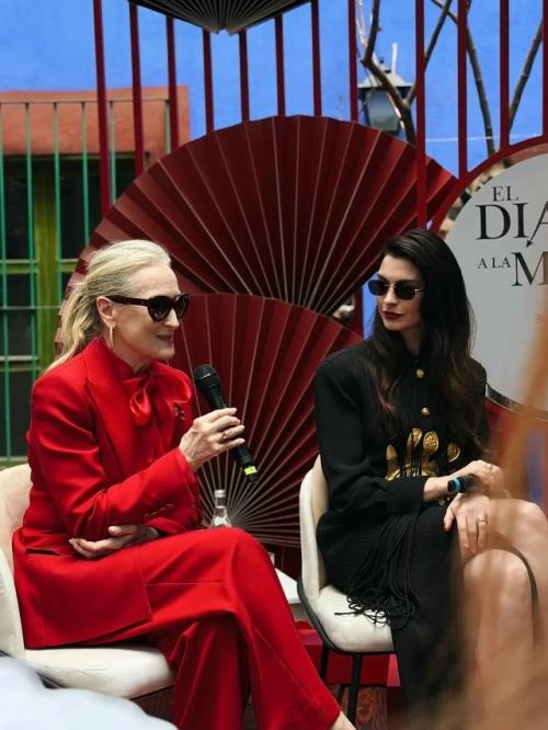 В мехико прошла премьера фильма дьявол носит Prada 2, который представили исполнительницы главных ролей Мэрил стрип и Энн хэтэуэй. 06