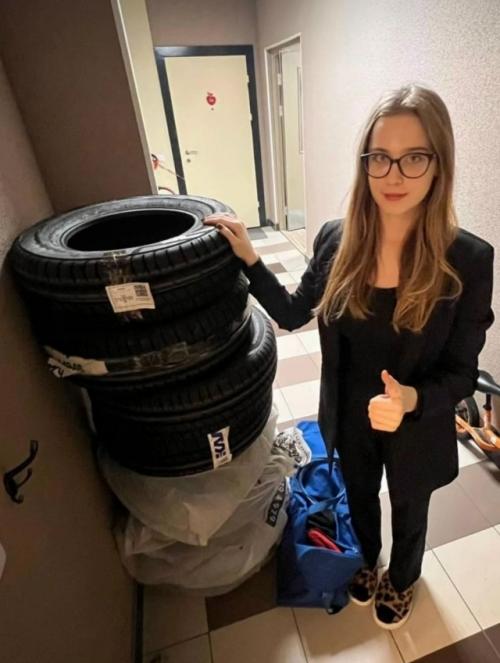 Она увидела уведомление о списании 30 тысяч и на секунду почувствовала себя героиней романтической комедии. 01