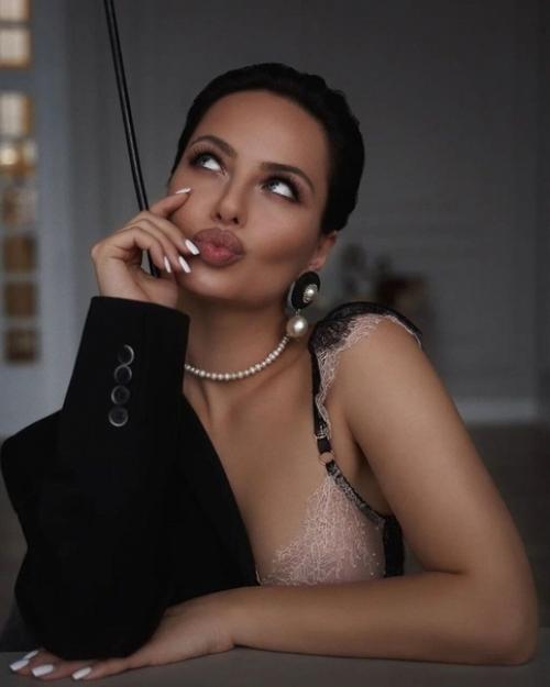 Сходство этой русской красавицы с Анджелиной Джоли просто поразительное! 01