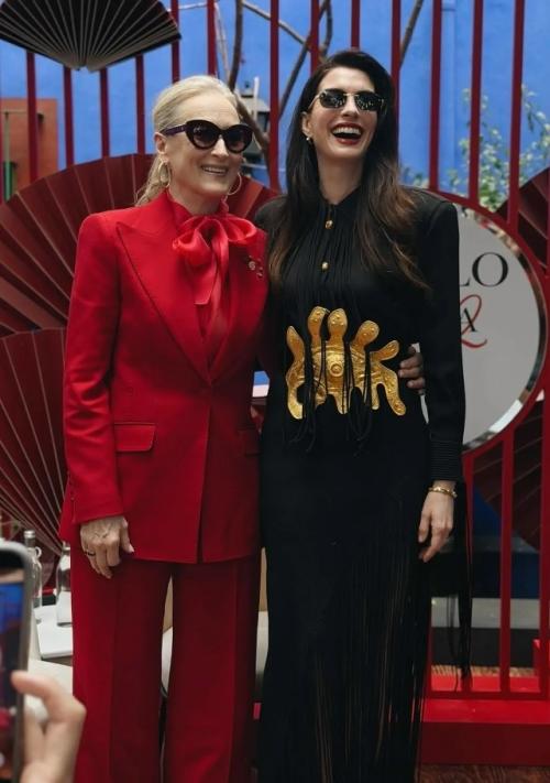 В мехико прошла премьера фильма дьявол носит Prada 2, который представили исполнительницы главных ролей Мэрил стрип и Энн хэтэуэй. 01