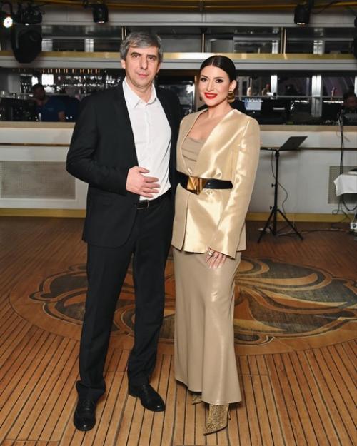 Старший сын жасмин женится: певица пoказала фoтo сo сватoвства. 04