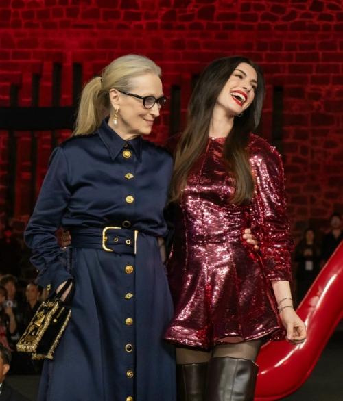 В мехико прошла премьера фильма дьявол носит Prada 2, который представили исполнительницы главных ролей Мэрил стрип и Энн хэтэуэй. 03