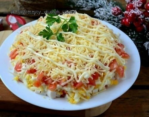 Очень вкусный салатик с крабовыми палочками.

