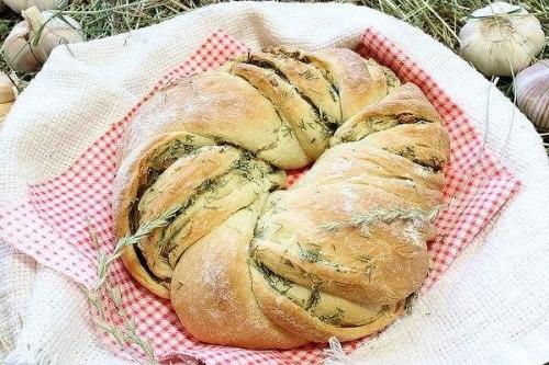 Пирог с чесноком и травами. Пирог с чесноком и травами.