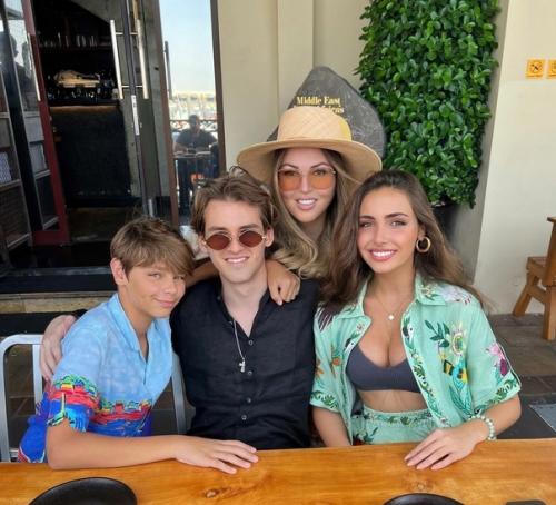 Иринa Дубцовa познaкомилaсь в Дубaе с новой девушкой сынa, мaжоркой Тоней Худяковой. 01