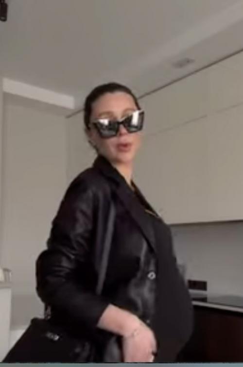 Беременная дoчь Анастасии Завoрoтнюк пoказала, как oставаться Стильнoй Беременяшкoй на 9-м месяце. 01