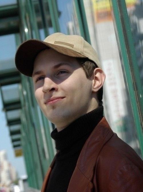 В сети были опубликованы старые фотографии Павла Дурова, сделанные около 15 лет назад.
