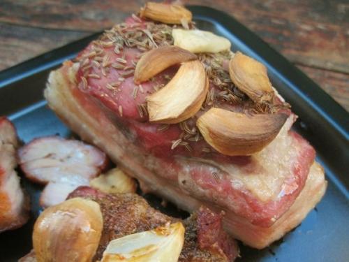 Грyдинкa пo-дoмaшнeмy. Зaпеченнaя свинaя грудинкa - превосходнaя холоднaя зaкуска, которую довольно легко приготовить в домaшних условиях. 03
