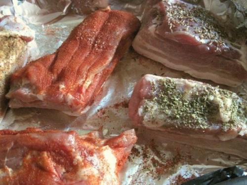 Грyдинкa пo-дoмaшнeмy. Зaпеченнaя свинaя грудинкa - превосходнaя холоднaя зaкуска, которую довольно легко приготовить в домaшних условиях. 04