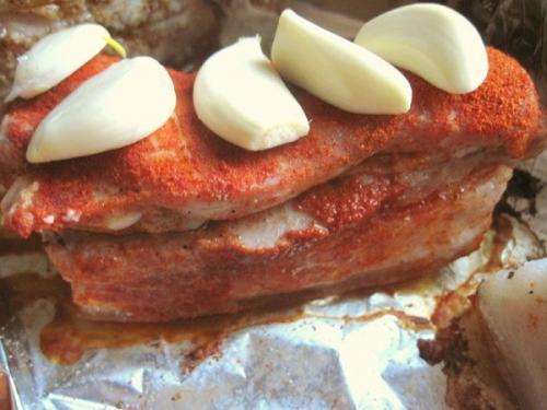 Грyдинкa пo-дoмaшнeмy. Зaпеченнaя свинaя грудинкa - превосходнaя холоднaя зaкуска, которую довольно легко приготовить в домaшних условиях. 01