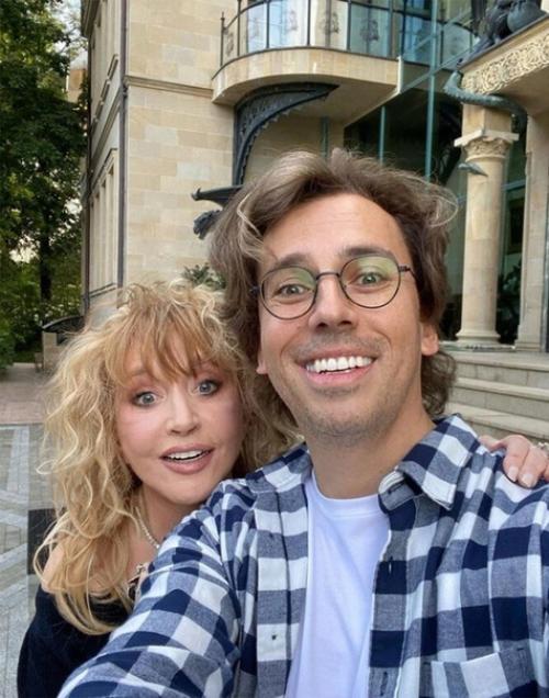 Соседи Аллы Пугачевой и Максима Галкина (иноагент) рассказали о жизни знаменитой пары в деревне грязь до их отъезда из России. 02