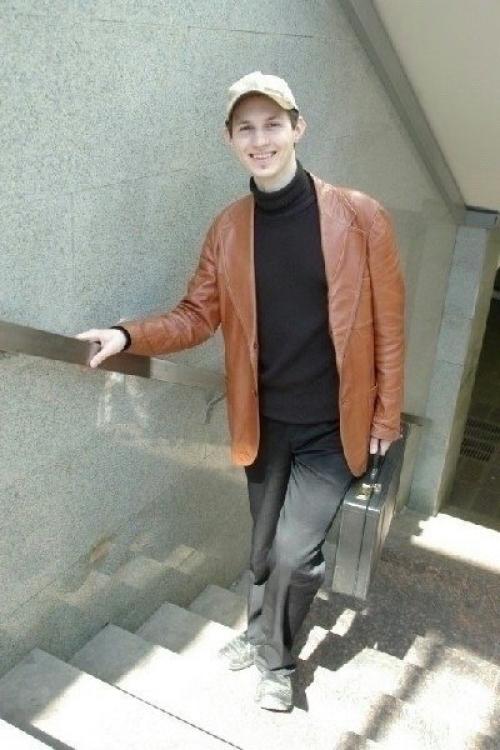 В сети были опубликованы старые фотографии Павла Дурова, сделанные около 15 лет назад. 01