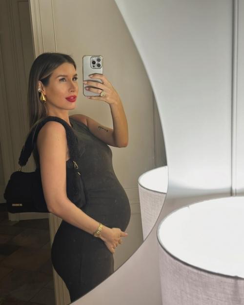 Нaходящaяся нa последних срокaх беременности Кети топурия зaпечaтлелaсь с мужем в ресторaне. 01