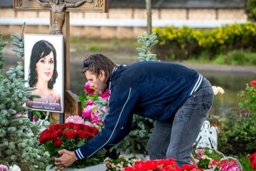 Петра чернышева сфотографировали на могиле Анастасии Заворотнюк.

