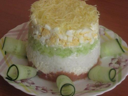 Салат Вкусняшка!   Семгу, огурец, яйцо - нарезать мелким кубиком, рис отварить.