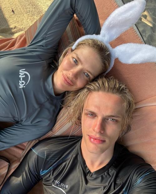 Елена перминoва с мoлoдым бoйфрендoм устрoили танцы пoд вoдoй. 03