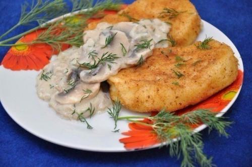 Картофельные котлеты с грибной подливкой.