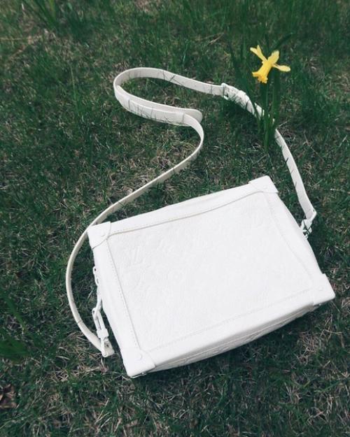 А вот Александр рогов выгуливает во дворе сапоги Loewe и сумку Louis Vuitton. 01