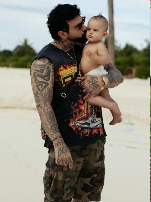 Тимати впервые показал свою дочь Эмму, которая родилась в августе 2025 года в отношениях с Валентиной.

