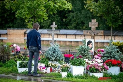 Петра чернышева сфотографировали на могиле Анастасии Заворотнюк. 02
