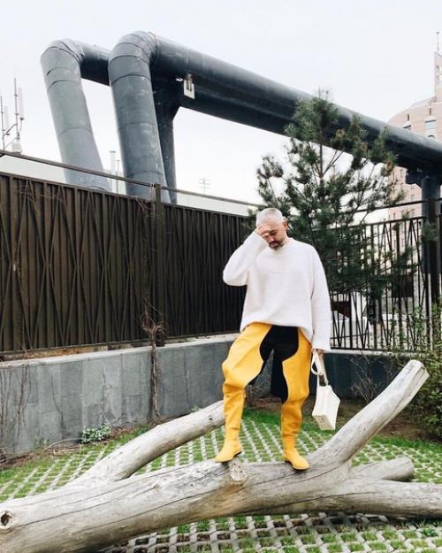 А вот Александр рогов выгуливает во дворе сапоги Loewe и сумку Louis Vuitton. 02