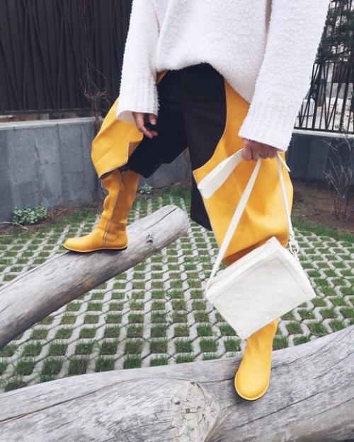 А вот Александр рогов выгуливает во дворе сапоги Loewe и сумку Louis Vuitton. 03