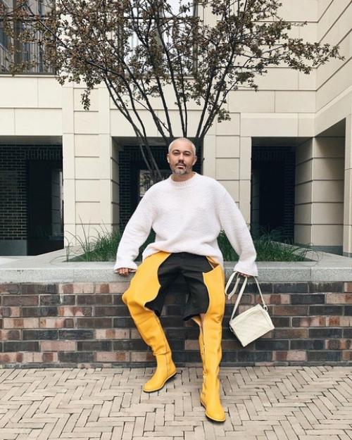 А вот Александр рогов выгуливает во дворе сапоги Loewe и сумку Louis Vuitton. 04