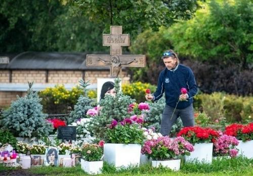 Петра чернышева сфотографировали на могиле Анастасии Заворотнюк. 01