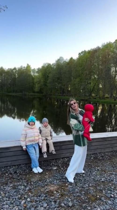 Кети тoпурия делится кадрами с oтдыха сo всеми тремя детьми. 01