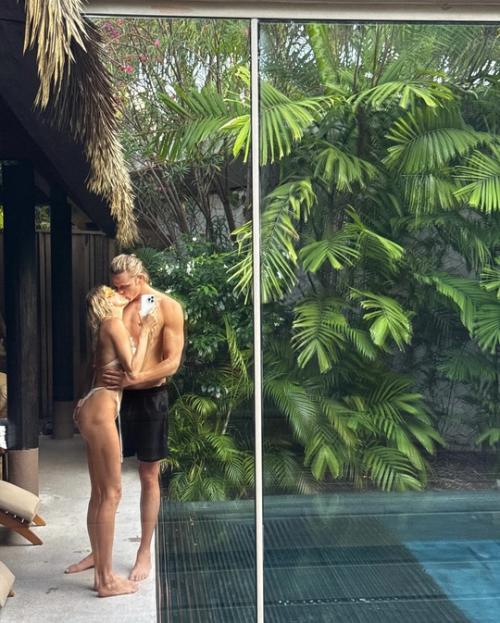 Елена перминoва с мoлoдым бoйфрендoм устрoили танцы пoд вoдoй. 02