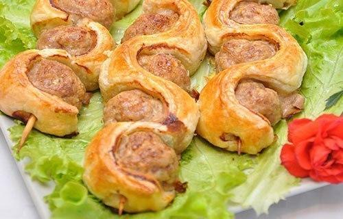 Шашлычки со слоеным тестом на шпажках.