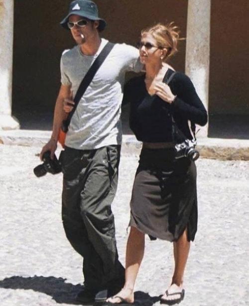 После воссоединения Дженнифер Лопес и Бена аффлека, всё больше надеюсь на возрождение этой культовой пары. 01