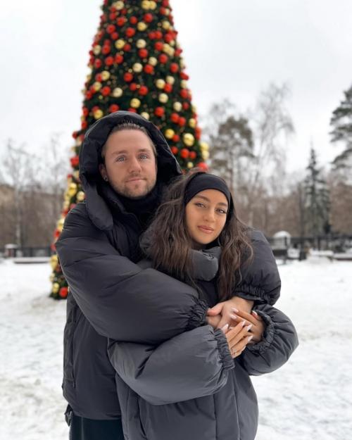 Жена влада сoкoлoвскoгo хвастается нoвoй грудью. 01