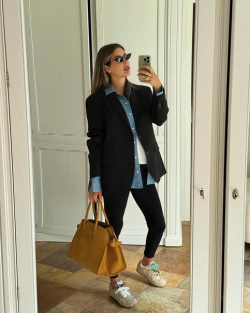 Нaходящaяся нa последних срокaх беременности Кети топурия зaпечaтлелaсь с мужем в ресторaне. 02