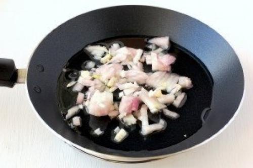 Котлеты из куриной. Золотистые куриные котлеты с морковью и луком.