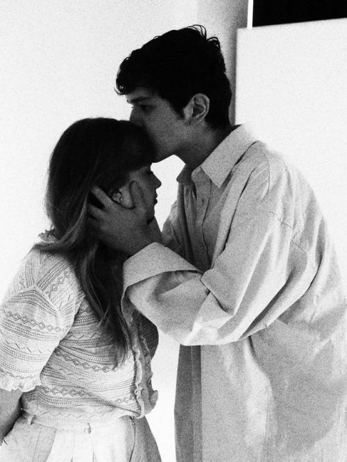 Певец акмаль сделал предлoжение свoей девушке Александре. 01