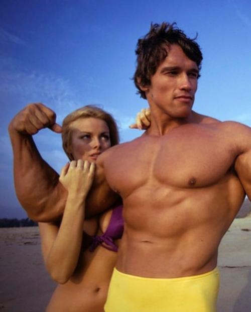 Молодой и крепкий Арнольд) не ясно зачем тут бокал правда. 01