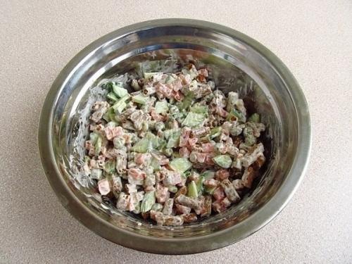 Салат с сухариками и копчёной колбасой. 07