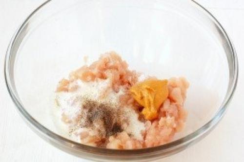 Котлеты из куриной. Золотистые куриные котлеты с морковью и луком.