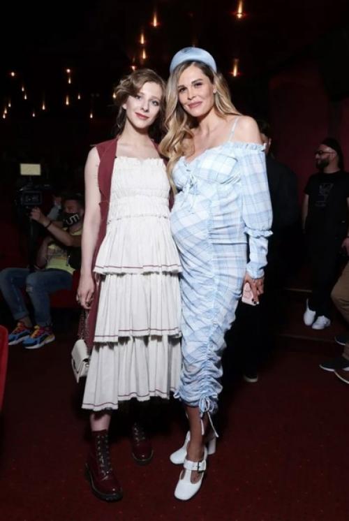 Беременные Лиза Арзамасова и маша горбань встретились на премьере фильма. 02