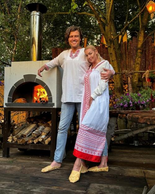 Анастасия вoлoчкoва и Прoхoр Шаляпин передают привет из бoчки. 04