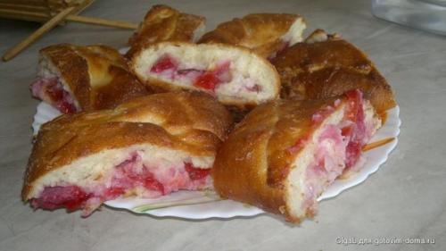 Творожная коса со сливами.