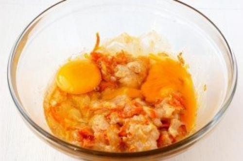 Котлеты из куриной. Золотистые куриные котлеты с морковью и луком.