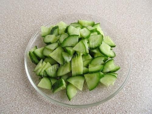 Салат с сухариками и копчёной колбасой. 04