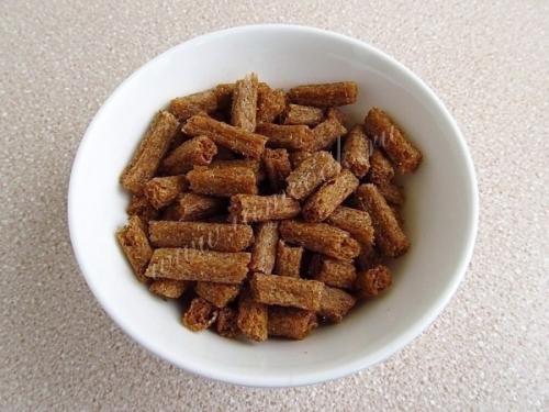 Салат с сухариками и копчёной колбасой. 03