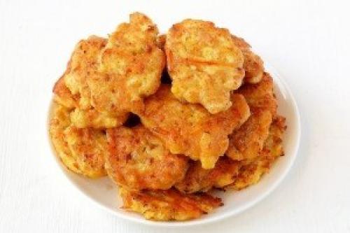 Котлеты из куриной. Золотистые куриные котлеты с морковью и луком.