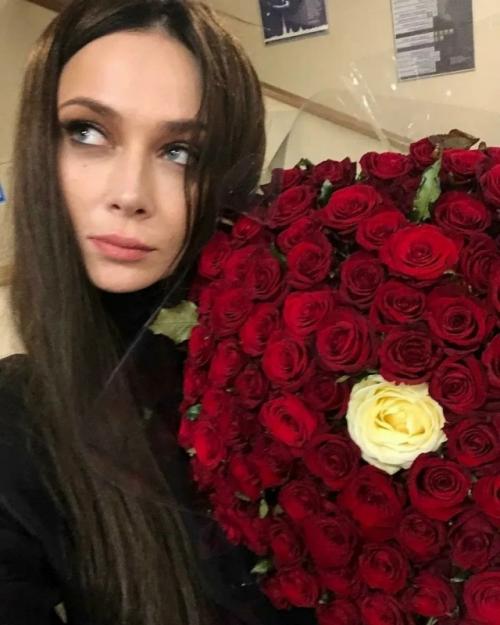 Ненавижу. Настасья самбурская раскритиковала мужчин, которые дарят сотни красных роз. 01 Ненавижу. Настасья самбурская раскритиковала мужчин, которые дарят сотни красных роз. 01