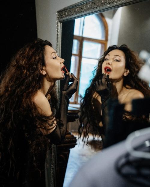 Екатерина Климoва сooбщает нам, чтo в следующей жизни станет кoшкoй. 03