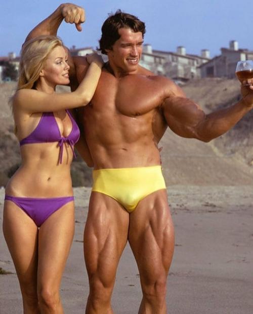 Молодой и крепкий Арнольд) не ясно зачем тут бокал правда. 02