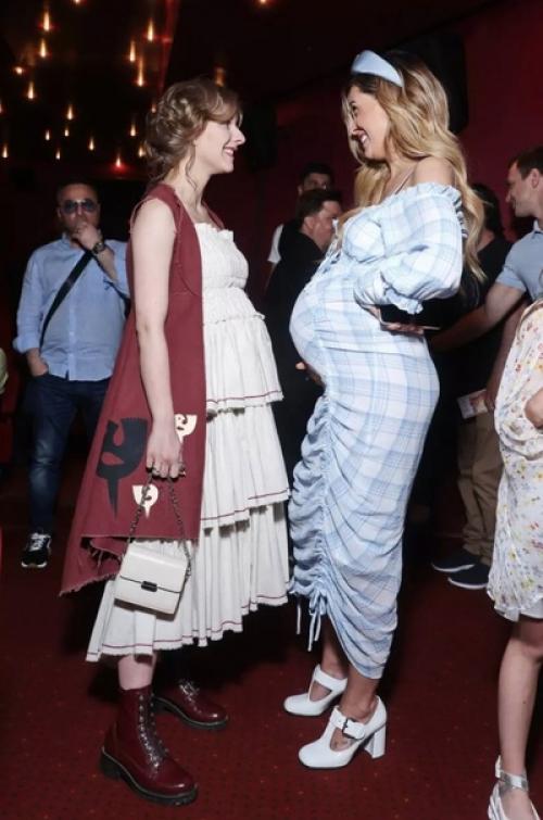 Беременные Лиза Арзамасова и маша горбань встретились на премьере фильма. 01